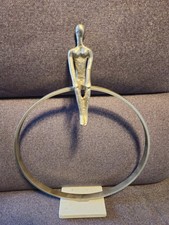 Moderne Metallskulptur – 45 cm –stilvolle Deko für Wohn- oder Arbeitsräume Kunst