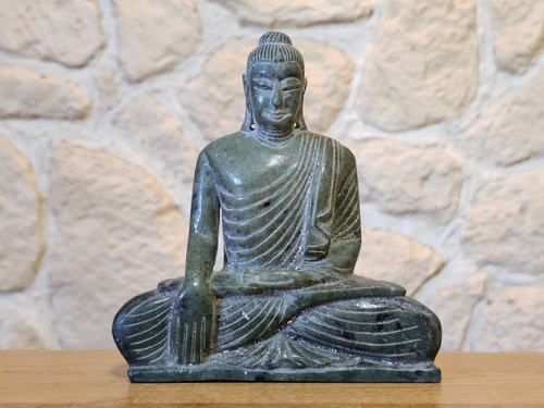 Buddha aus jade - jadeit, ca