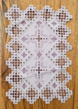 Hardanger Handarbeit Tisch-Deckchen lila flieder 32×21 cm Stickerei Läufer Decke