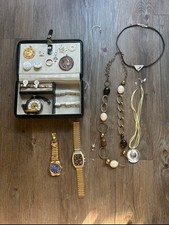 Konvolut Uhren und Schmuck: Abzeichen, Ketten, Ringe, Ohrstecker