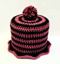 Klohut Schwarz Magenta WC Papier Mütze Bommel Hut Häkelhut Bad Deko Ablage