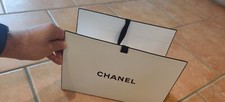 Leerer Chanel Karton +