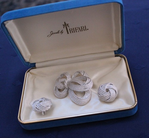 Crown trifari demi - trifari, demi-parure