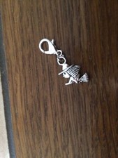 1 Anhänger Hexe mit Besen Halloween, mit Karabiner silberfarben (10791)