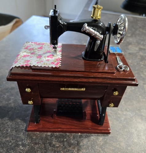 Spieluhr nähmaschine - spieluhr, "nähmaschine"