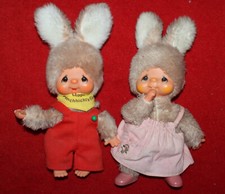 2 alte Sekiguchi Moncchichi Hoppel / Hasen mit Kleidung - Junge und Mädchen