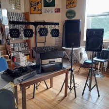 Musikanlage bestehend aus: - Aktivbox - EV Voice ZLX - Passivbox - Lichtanlage