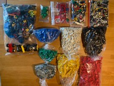 Sammlung Legosteine in den Farben rot weiss blau gelb schwarz grau grün sortiert