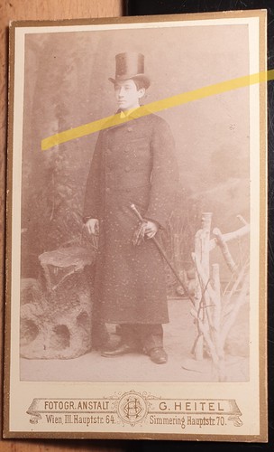 Stehender junger mann mit - stehender,