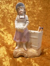 STREICHHOLZHALTER Porzellan mit Reibfläche: Mädchen mit Blumen am Gartentor, alt