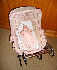 Puppenwagen + Baby-Puppe + Häubchen + Kleidchen + Bettdecke