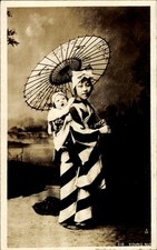 Foto Ak Japanische Amme mit Sonnenschirm, Kleinkind auf dem Rücken... - 11337036