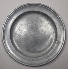 ZINNTELLER mit Monogrammen, gemarkt, 18. Jahrhundert