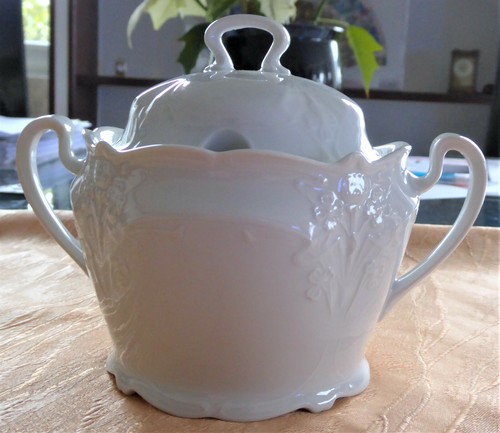 Sauciere mit deckel - sauciere,