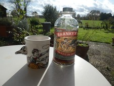 Becher "Shanky's Whip Whisky" und leere Flasche, Sammeltasse