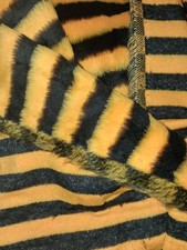 1 Stück Fellstoff, gestreift