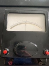 Altes analoges Messgerät mit  schwarzen Gehäuse und zwei roten Knöpfen und Kabel