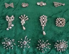12 Broschen Schmuck