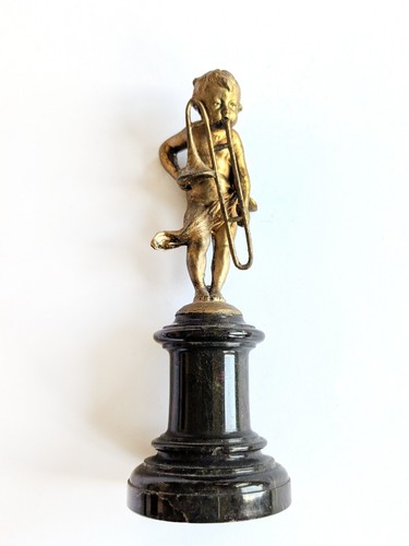 Antike engel figur mit posaune - mit,