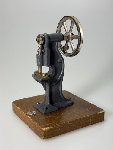 Kleine seltene stanzmaschine - kleine,