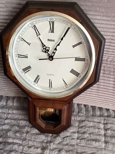 Alte wanduhr mit pendel - wanduhr,