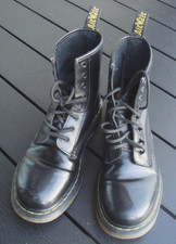 Dr. Martens AW 501 Boots