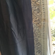 Vorhangschlaufenschals aus Sariseide mit Bordüre und Bleiband