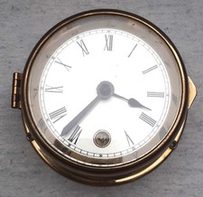 Kleine Schiffsuhr mit mechanischem Uhrwerk in Messinggehäuse.