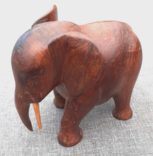 Knuffiger kleiner Elefant aus dunklem Holz, geschnitzt (15 x 14 x 8 cm)
