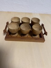 Sechs Holzeierbecher auf