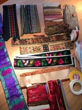 KONVOLUT VINTAGE BORTEN - Bänder, Seide, Glitzer, Trachten, Samt, Stickerei