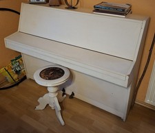 Klavier mit Hocker für