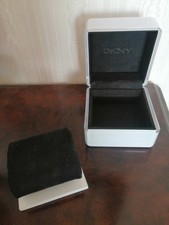 Uhrenbox DKNY Schatulle Etui Kunststoff weiß Donna Karan New York  Schmuck leer