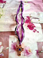 Gold farbiges Kreuz mit Steinen und Bandkette Modeschmuck