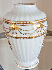 Kleine Relief Porzellan Vase