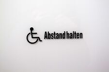 Abstand Halten ! Rollstuhl