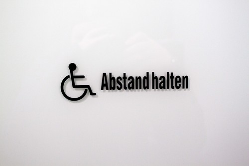 Abstand halten rollstuhl - !,