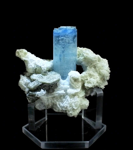 Aquamarin kristall mit alkali - aquamarin,