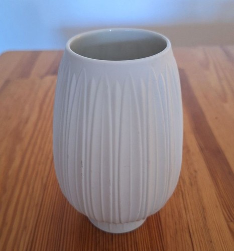 Bisquitporzellan vase op - bisquitporzellan,