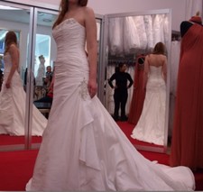 Brautkleid von Maggie Sottero mit langer Schleppe