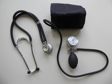 Manuelles  Blutdruckmessgerät mit Stethoskop und  Manschette