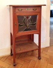 Original Jugenstil-Schränkchen, ca. 1910, mit farbigen Bleiglas-Fenstern