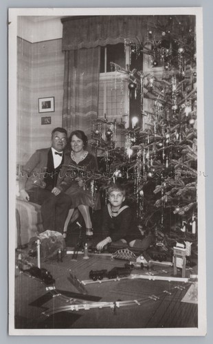 Familie mit spielzeugeisenbahn - familie,