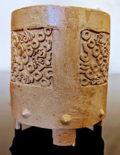 Blumentopf mit Relief, Atztekenmotiv