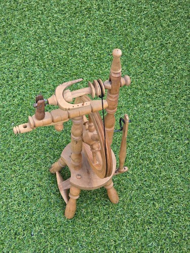 Altes holz spinnrad miniatur - spinnrad,