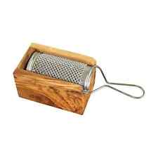 Parmesan- oder Hartkäsereibe, Muskatreibe aus Olivenholz