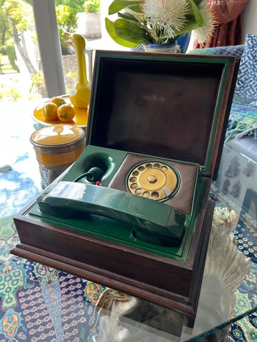Antikes telefon mit - telefon, holzkoffer
