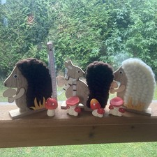 Herbst-deko figuren Igel und Eichhörnchen  mit  Wolle , Pilze.