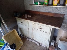 Werkbank aus Holz und Metall, ca. 150cm breit, 85cm hoch, 73cm tief