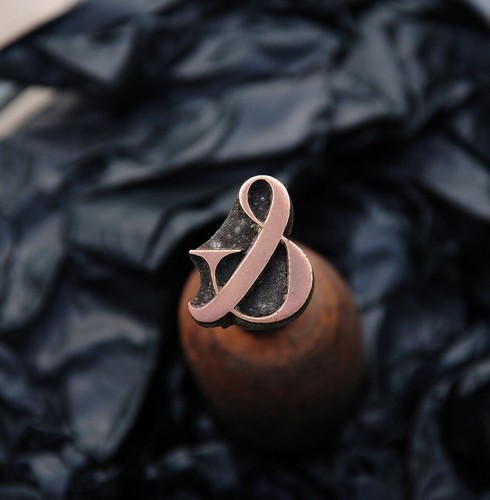 Et zeichen vergoldestempel - "&",